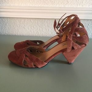 Retro style heel with almond toe